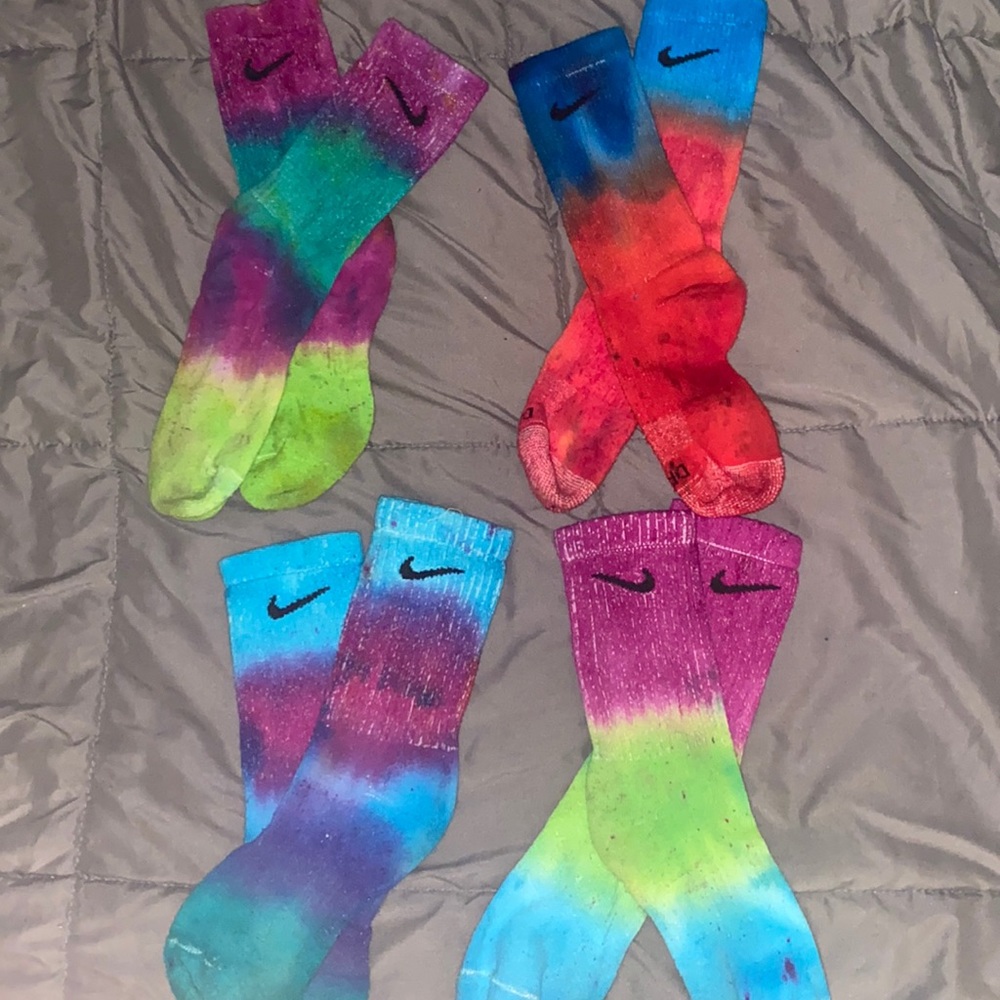 COMMENT A PRICE AND COLOR